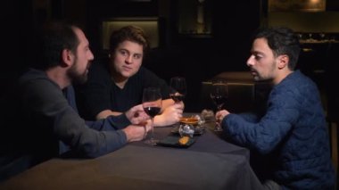 üç adam restoranda sohbet, gülen ve kızartma