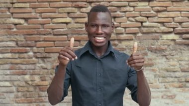 Başparmak telafi mutlu siyah adam. Kazanmak, başarı - ağır çekim