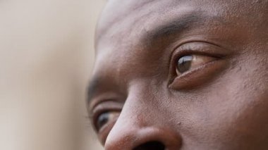 Afrikalı adamın gözlerini çevresinde-makro seyir siyah