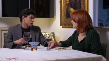 Genç kadın romantik akşam yemeği - ağır çekim sırasında adam Kur reddediyor