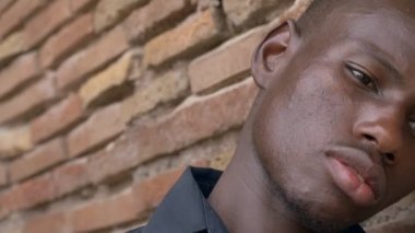 duvar düşünme - yavaş hareket eğilerek depresif üzgün genç Amerikan africam adam