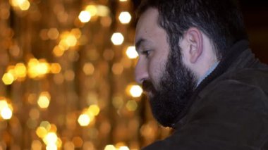 Sad dalgın Noel zaman sokakta tek başına. Yalnızlık, üzüntü