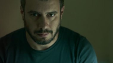 Adam karanlık dönüm kamera görünümlü ve düşünme. Prolems, endişeler, sorun