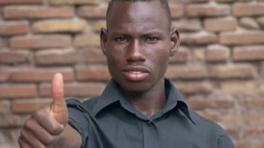 Kendine güvenen Amerikan Afrika genç adam başparmak yukarı - ağır çekim yapma