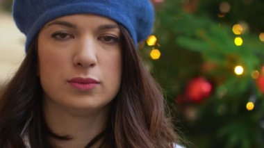 Kameraya bakarak ve Noel zamanı-açık gülümseyen çekici sevimli kadın