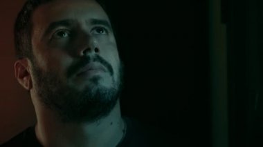 karanlık dua yakından bakarken içinde üzgün çekici adam