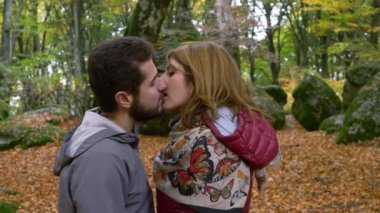 parkta severler arasında ihale passional öpücük. İlk öpücük