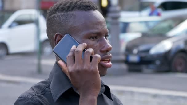 Junger Amerikanisch Afrikanischer Mann Telefoniert Straßenprofil — Stockvideo