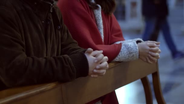 Cristianismo Oração Mãos Casal Orando Igreja — Vídeo de Stock