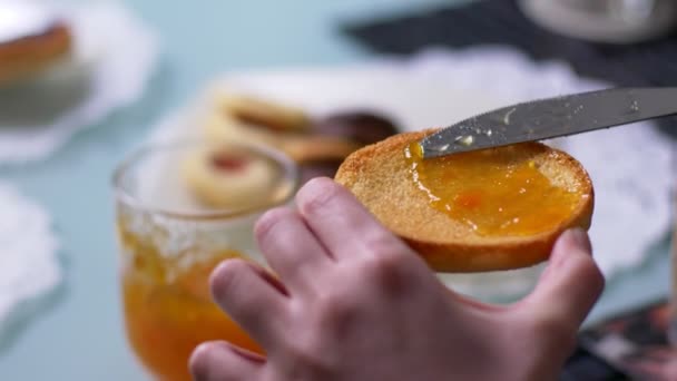 Genuinidade Saúde Pequeno Almoço Colocando Geléia Fatia Biscoito — Vídeo de Stock