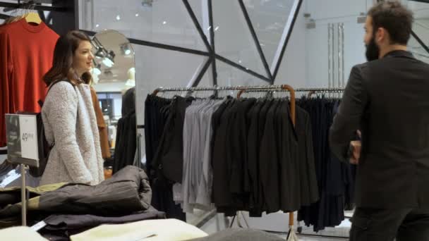 Winkelen Slaan Paar Echtpaar Een Winkel Proberen Kostuum Man — Stockvideo