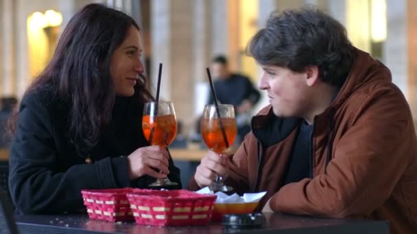 Attraktives Paar Bei Date Outdoor Café — Stockvideo