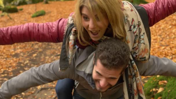 Amoureux Souriants Heureux Amant Jouer Dans Forêt Ralenti — Video