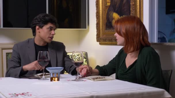 若い女性のロマンチックなディナー スローモーション中に男の求愛を拒否 — ストック動画