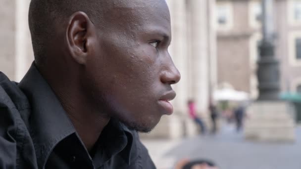 Confiant Sérieux Jeune Homme Noir Tournant Regardant Camera Extérieur — Video