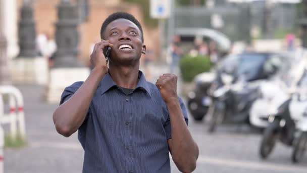Ευτυχισμένος Άνθρωπος Αφρικανική Πανηγυρισμούς Λαμβάνει Καλή Είδηση Από Τηλέφωνο Αργή — Αρχείο Βίντεο