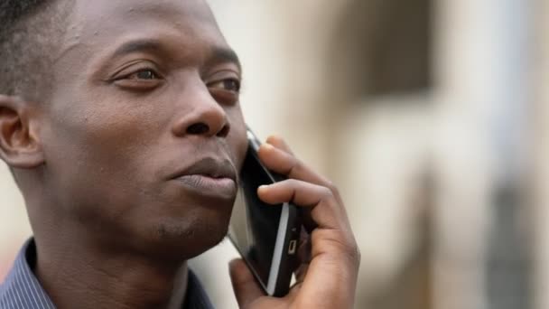 Relaxé Jeune Homme Africain Américain Parlant Par Téléphone Gros Plan — Video