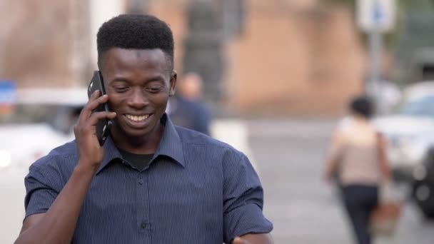 Счастливый Улыбающийся Чёрный Африканский Мужчина Разговаривает Телефону Улице Замедленная Съемка — стоковое видео