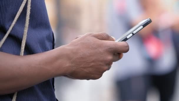 Ung Svart Mans Hand Använda Smartphone Gatan — Stockvideo