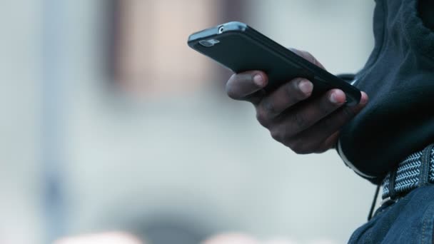 Communication Entreprise Appareils Main Homme Africain Tapant Sur Smartphone — Video