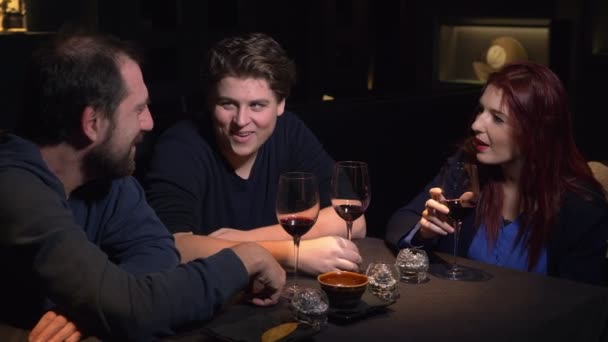 Friendship Talking Smiling Three Friends Reastaurant Talking Toasting — Stock Video