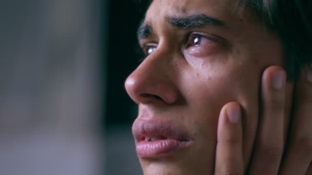 Deprimido Joven Latino Llorando Mirando Futuro Corazón Roto Desesperación — Vídeos de Stock