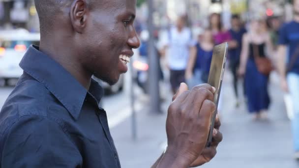 Sorrindo Atraente Jovem Homem Balck Usando Tablet Rua Câmera Lenta — Vídeo de Stock