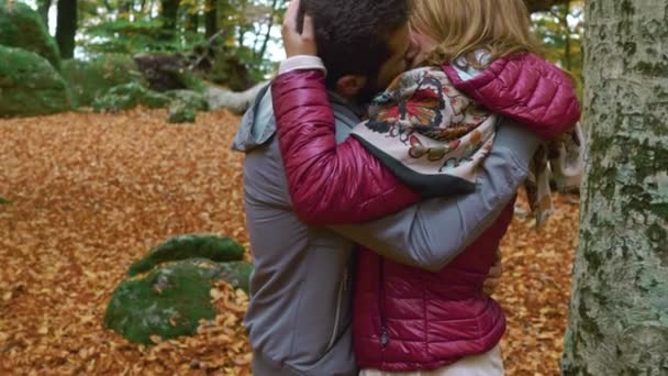 Passional Kiss Lovers Sourranded Fall Park — Stock Video