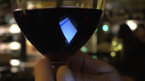 Smartphone Bildschirm Der Ein Glas Wein Reflektiert Kommunikation Techomologie Entspannung — Stockvideo
