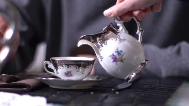 Frau Hand Gießt Milch Eine Tasse Espresso Zeitlupe Nahaufnahme — Stockvideo