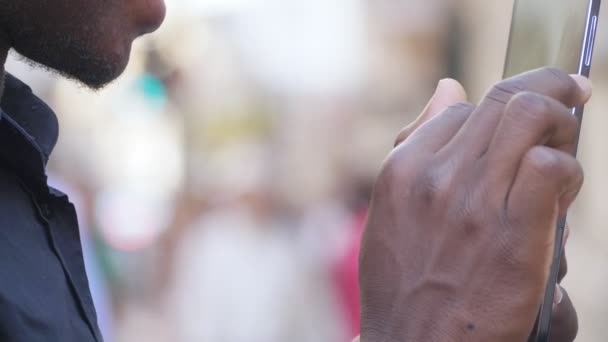 Gros Plan Sur Jeune Homme Noir Aide Une Tablette Numérique — Video