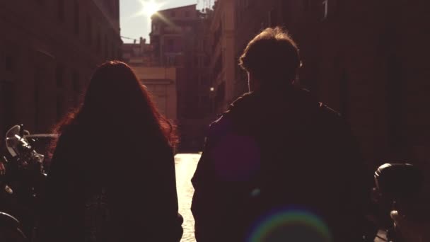 Περπάτημα Στην Πόλη Στο Ηλιοβασίλεμα Ρομαντικό Νεαρό Ζευγάρι Περπάτημα Πίσω — Αρχείο Βίντεο