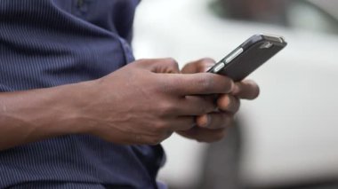 Genç siyah Afrika'nın elindeki yazarak smartphone-iletişim, gençlik, teknoloji yakın çekim