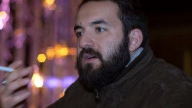 Düşünceli yalnız sakallı adam duman Sigara gece-açık