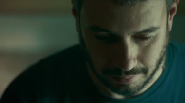 karanlık kameraya bakarak kızgın uğursuz yakışıklı adam. delilik, korku