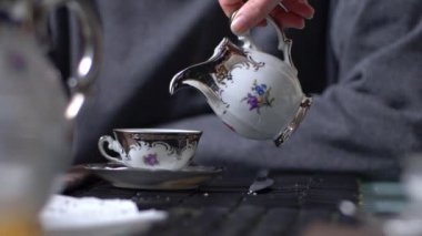 Kahvaltı yapmak. Kahve Kupası-close up - ağır çekimde süt dökme