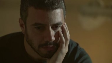 Düşünceli endişeli yakışıklı adam karanlıkta yalnız düşünme