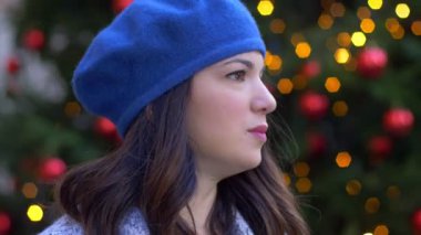 Onun etrafında seyir güzel esmer ve fotoğraf makinesi - Noel zamanda gülümseyen
