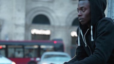 Düşünceli üzgün yalnız siyah Afrika adam sokakta tek başına