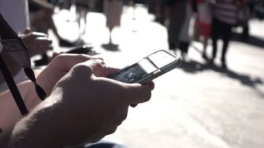 Smartphone kullanarak erkek ellerde odaklanmak