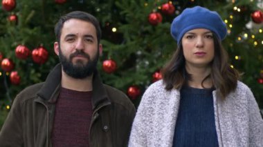 Genç aşıklar her diğer gülmeye başlayan arıyorum. Noel, mutluluk, gülüyor