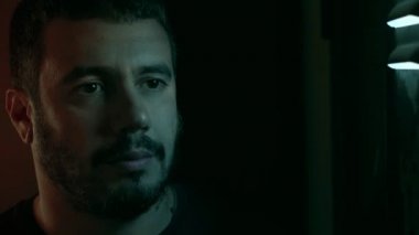 depresif adam yalnız karanlık yükselterek baş ve arar. İnanç, dua