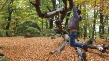 güçlü adam orman atlar çalışır ve bir ağaç dalına asılı