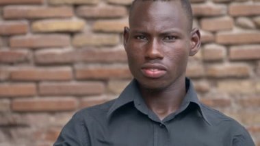 ret, olumsuzluk. Ciddi siyah adam 