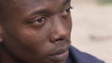 Ciddi çekici genç siyah Afrika adam düşünme - makro