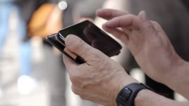 Smartphone kullanarak erkek ellerde odaklanmak