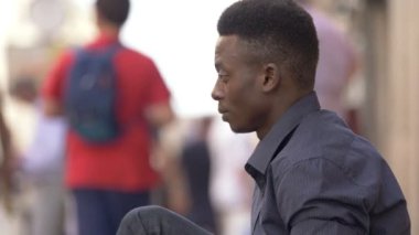 Yalnız üzücü dalgın Afrikalı Zenci kalabalık bir sokakta