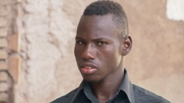 Ağır çekim kamera - seyir gurur kızgın genç Afrikalı Zenci