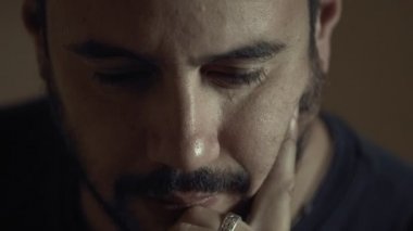 Düşünme ve, ciddi görünümlü kamera-yakından dalgın adamım endişeli