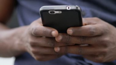 Gençlik, teknoloji, smartphone yazarak communication.black Afrikalı adamın elleri